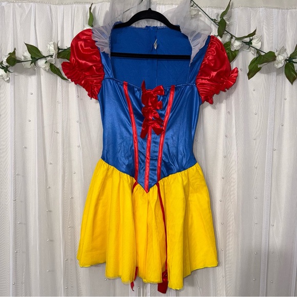 Women’s Snow White Halloween Costume - Picture 2 of 4
